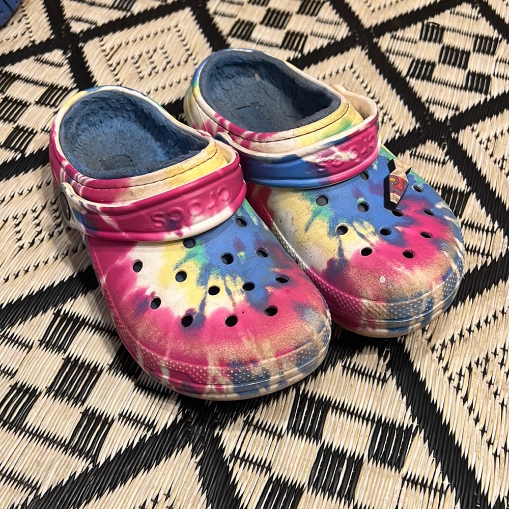 Girls tie dye crocs with fur